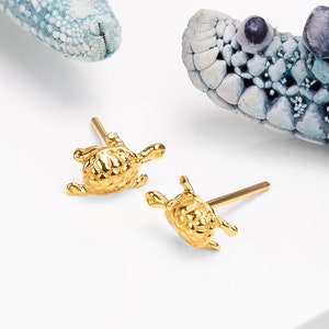Orecchini a forma di tartaruga in argento sterling placcato oro: gioielli marini in miniatura