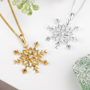 Schneeflocken Halskette mit funkelnden Zirkonia in 925 Sterling Silber, Weihnachtsschmuck, funkelnde Halskette, perfekte Weihnachtsgeschenkidee
