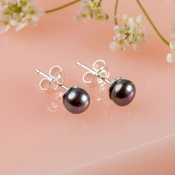 Boucles d'oreilles en perles noires et argent sterling, Boucles d'oreilles minimales, Puces d'oreilles en perles noires, Boucles d'oreilles délicates, Cadeau de demoiselle d'honneur, Boucles d'oreilles simples mignonnes