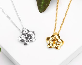 Collar de plata de ley con diseño de hoja de hiedra: Joyería botánica con encanto