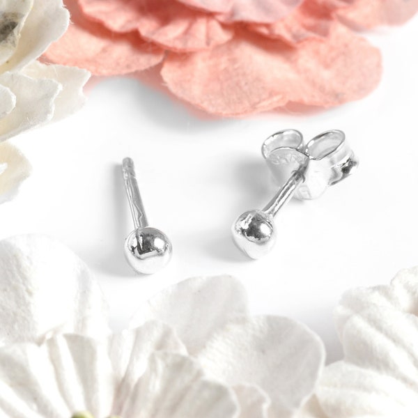 Pendientes de plata pequeños y minimalistas delicados, pendientes delicados, tachuelas simples de plata de ley, pendientes de segundo agujero, regalo para ella