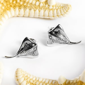Orecchini a bottone in argento sterling con razza, gioielli con manta, orecchini con spiaggia oceanica, gioielli per le feste, regalo per gli amanti del mare, razza placcata in oro 24 carati