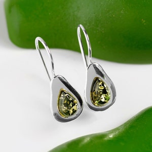 Haken Avocado Ohrringe in 925 Sterling Silber & Grüner Bernstein, Exotische Frucht Ohrringe, Baumeln Ohrringe, Avocado Schmuck, Frucht Schmuck