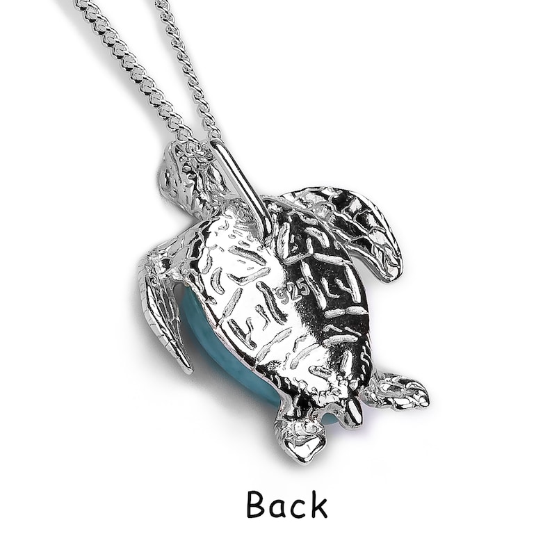 Op de afbeelding: Zilveren schildpad hanger ketting met een blauwe edelsteen. De schildpad is gedetailleerd met een getextureerde schelp en heeft een ketting.