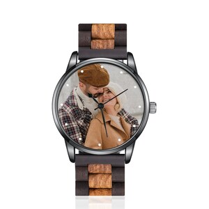 Reloj de madera de sándalo rojo con foto, regalo personalizado para papá, reloj de pulsera con correa de cuero para hombre, reloj duradero de banda ancha. imagen 2