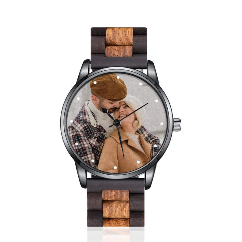 Reloj de madera de sándalo rojo con foto, regalo personalizado para papá, reloj de pulsera con correa de cuero para hombre, reloj duradero de banda ancha. imagen 2