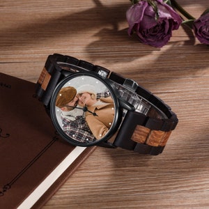 Reloj de madera de sándalo rojo con foto, regalo personalizado para papá, reloj de pulsera con correa de cuero para hombre, reloj duradero de banda ancha. imagen 1