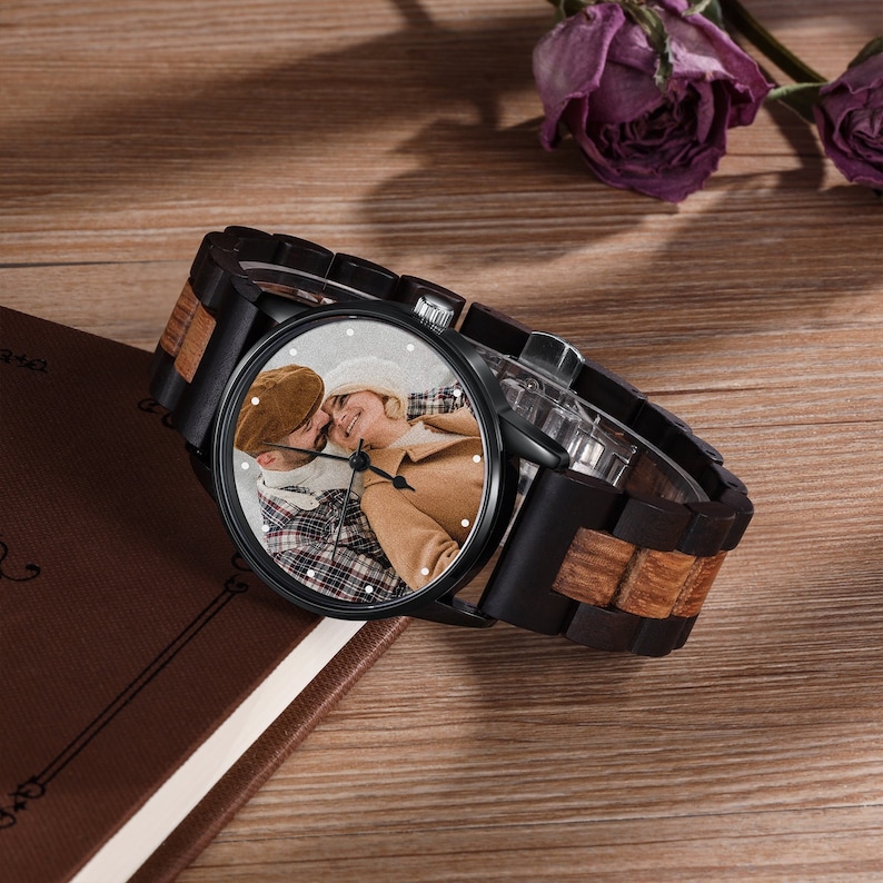 Reloj de madera de sándalo rojo con foto, regalo personalizado para papá, reloj de pulsera con correa de cuero para hombre, reloj duradero de banda ancha. imagen 1