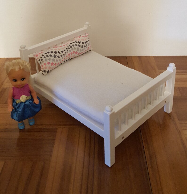 white spindle bed white spindle bed