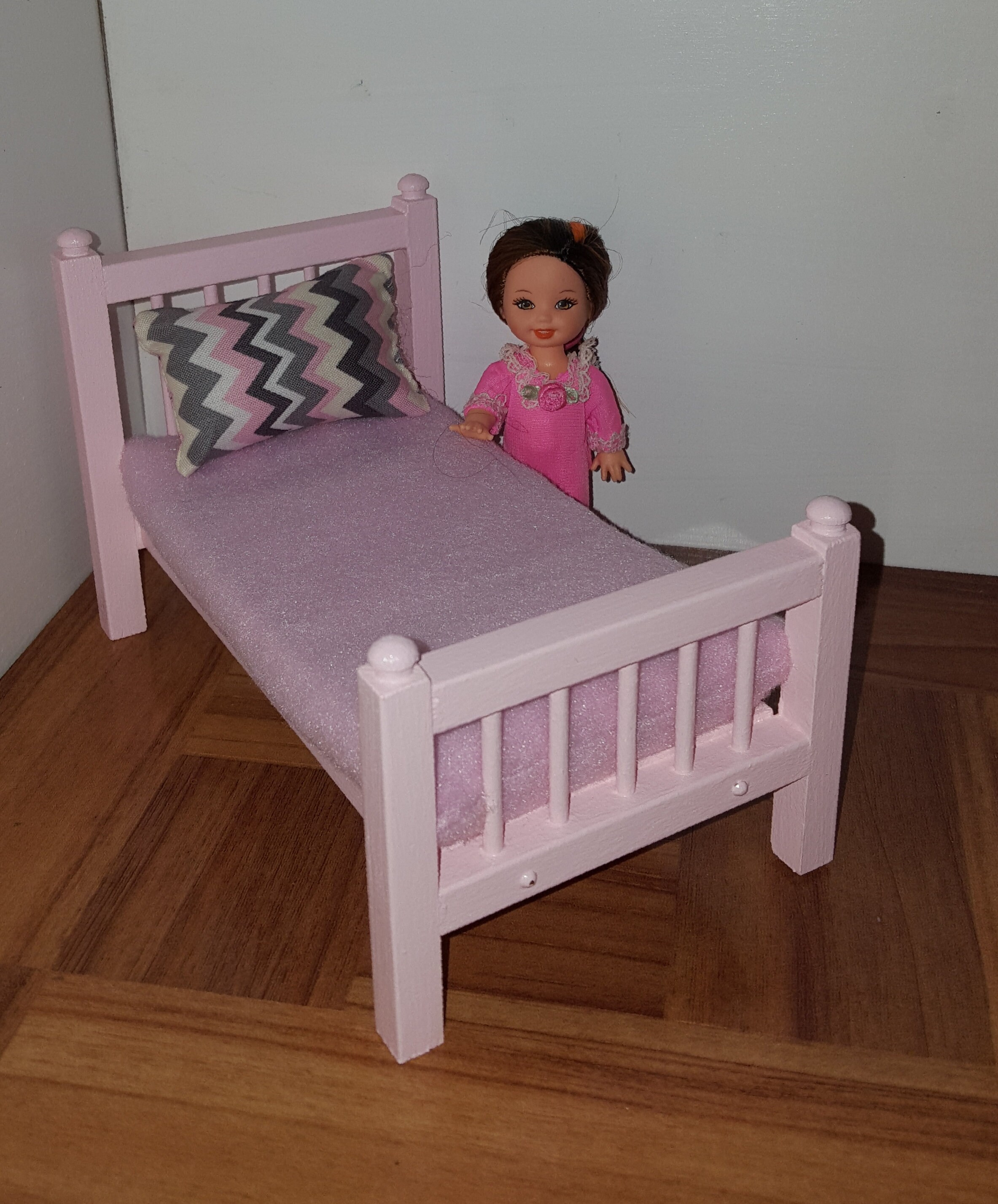 Dolls & Miniatures Miniature Dollhouse Black Bed and One of a King