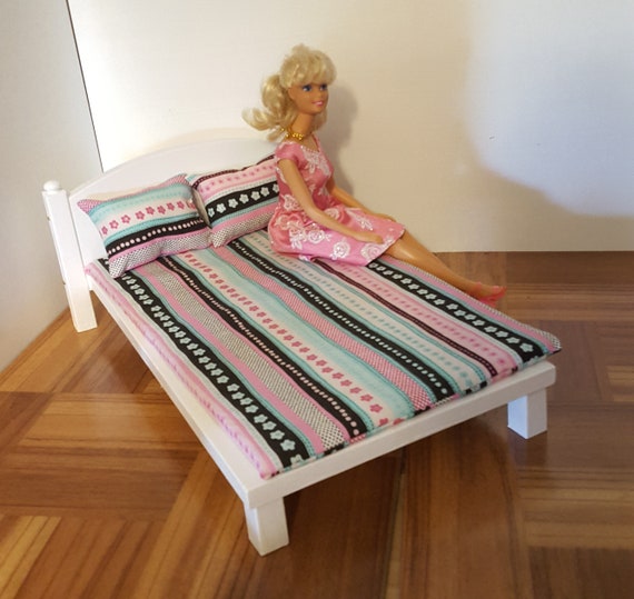 White Modern Queen 1 6 Scale Doll Bed Playscale Fashion Dolls Blythe And Barbie Sized Wooden Miniature Doll House Bedroom Furniture Stripes