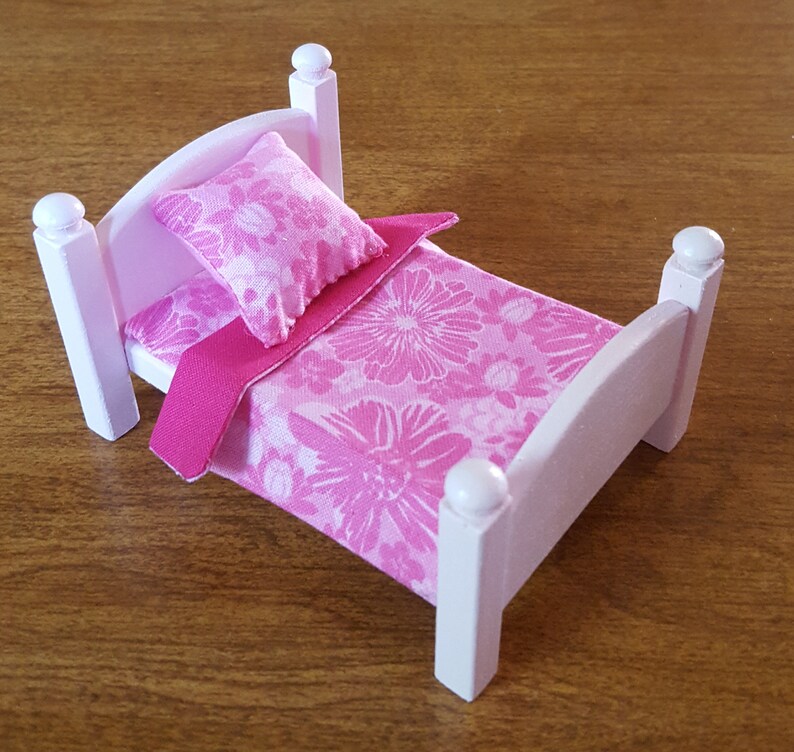 Pink 1 24 Scale Bed And Reversible Bedding Set Miniature Dollhouse Bedroom Fairy Garden Furniture Pink Floral Quilt Pillow Mattress
