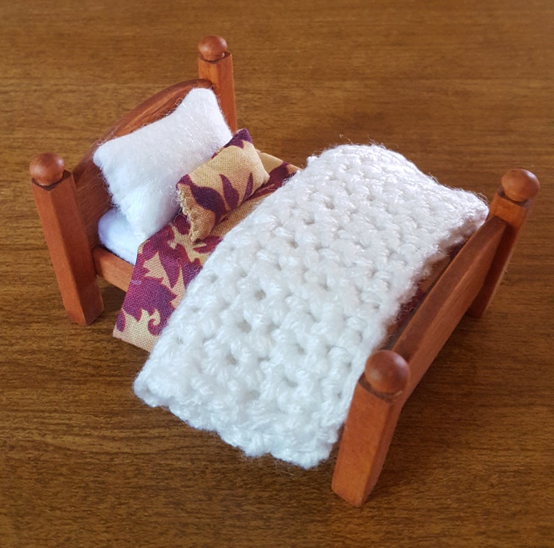 Cherry Stained 1 24 Scale Bed With Bedding Set Crocheted Blanket Coverlet And Pillow Miniature Fairy Garden Doll House Bedroom Furniture