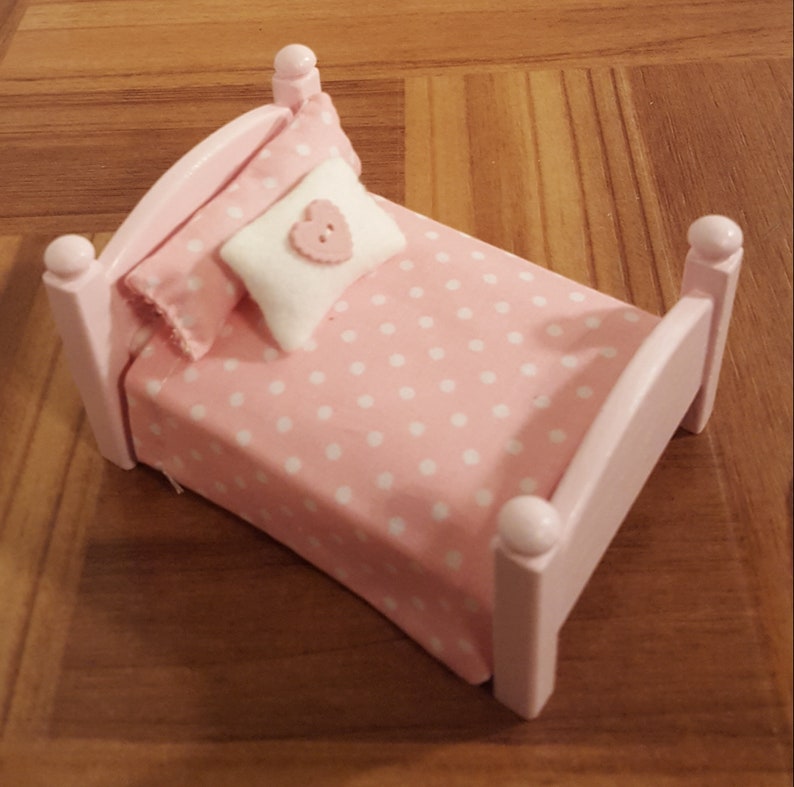 Pink 1 24 Scale Bed With Bedding Set Polk Dot Coverlet And Pillows Miniature Fairy Garden Doll House Bedroom Furniture