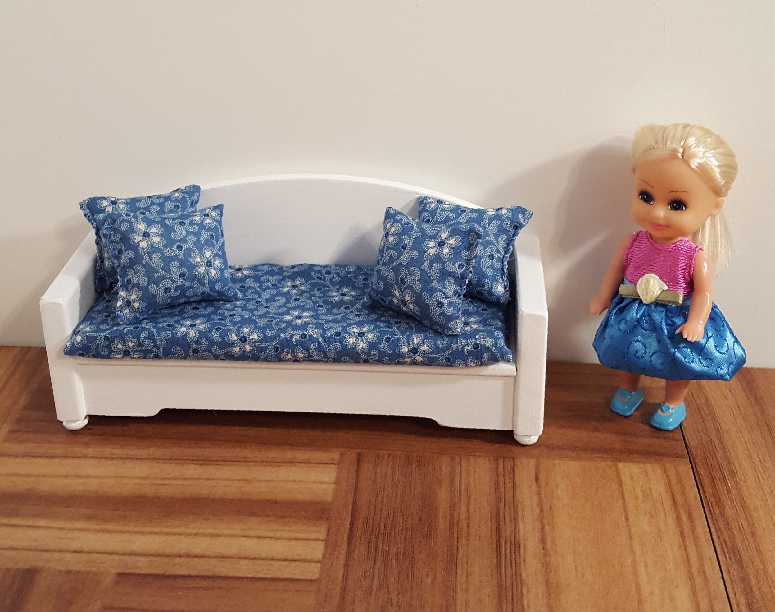 White 1 12 Scale Sofa Living Room Couch Miniature Furniture One Inch Doll House Blue And Fl Print Pillows Cushion