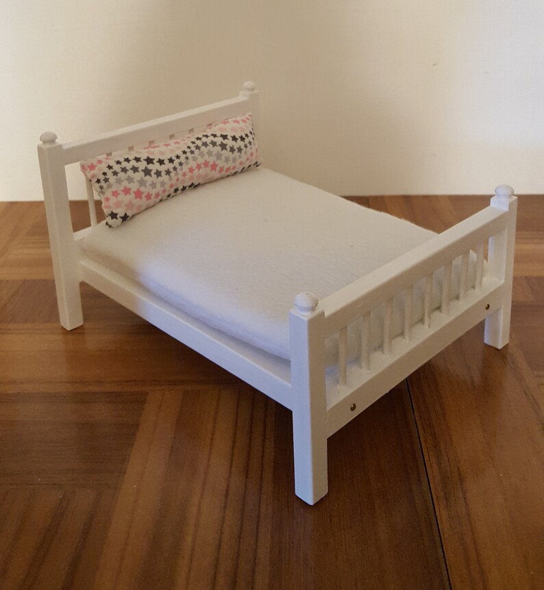 white spindle bed white spindle bed