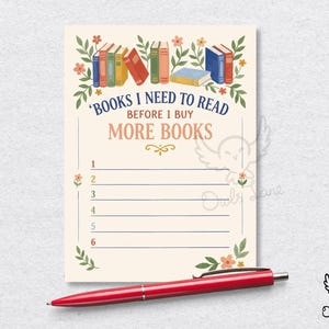 Op de afbeelding: Een crèmekleurig notitieblok voor leeslijsten met de tekst BOOKS I NEED TO READ BEFORE I BUY MORE BOOKS, voorzien van illustraties van kleurrijke boeken en bloemen boven en onder, zes genummerde lijnen en een rode balpen eronder.