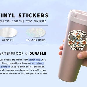 K&ouml;nnte beinhalten: Vinyl-Aufkleber mit mehreren Gr&ouml;&szlig;en und zwei Ausf&uuml;hrungen: gl&auml;nzend und holografisch. Das Bild zeigt einen Aufkleber auf einem Becher mit einem Ritter, der Gewichte hebt, und dem Text "DOST THOU EVEN HOIST?" Die Aufkleber sind wasserdicht und langlebig.