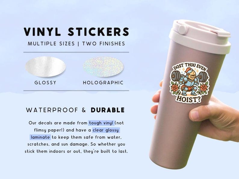 K&ouml;nnte beinhalten: Vinyl-Aufkleber mit mehreren Gr&ouml;&szlig;en und zwei Ausf&uuml;hrungen: gl&auml;nzend und holografisch. Das Bild zeigt einen Aufkleber auf einem Becher mit einem Ritter, der Gewichte hebt, und dem Text "DOST THOU EVEN HOIST?" Die Aufkleber sind wasserdicht und langlebig.