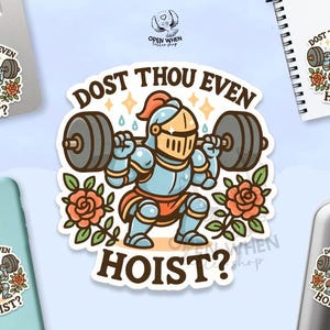 K&ouml;nnte beinhalten: Ein Aufkleber mit einem Cartoon-Ritter, der Gewichte hebt, mit dem Text "DOST THOU EVEN HOIST?". Der Ritter tr&auml;gt eine blaue R&uuml;stung mit roter Feder, umgeben von Rosen. Der Aufkleber befindet sich auf einem Laptop, Telefon, Notizbuch und einer Wasserflasche.