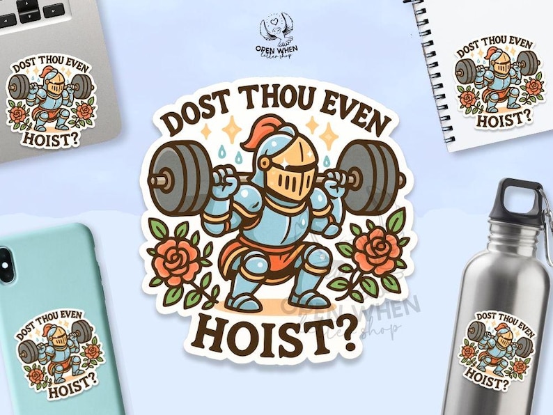 K&ouml;nnte beinhalten: Ein Aufkleber mit einem Cartoon-Ritter, der Gewichte hebt, mit dem Text "DOST THOU EVEN HOIST?". Der Ritter tr&auml;gt eine blaue R&uuml;stung mit roter Feder, umgeben von Rosen. Der Aufkleber befindet sich auf einem Laptop, Telefon, Notizbuch und einer Wasserflasche.