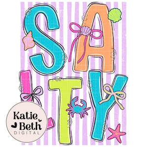 Op de afbeelding: Kleurrijke digitale afbeelding met de woorden "SAY IT" in grote, omlijnde letters. De letters zijn versierd met schelpen, strikken en een krab. De achtergrond heeft verticale strepen.