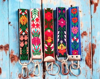 Llavero floral tejido estilo bohemio: llavero bordado mexicano, llavero de tela para la muñeca, llavero mexicano para mujer.
