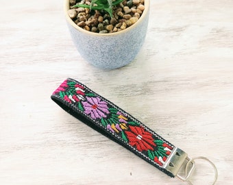 Woven Key Lanyard, Floral Wristlet Keychain, Key Fob Wristlet, Car Keychain, gift for her, keychain for Women, Flower Key Fob, Key Accessory