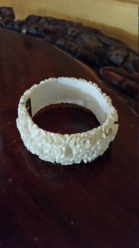 1940's Vintage Plastic Clamper Style Floral Bangle