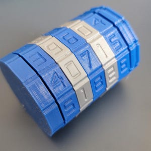 Caja fuerte con cerradura y combinación críptica