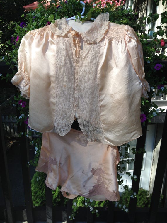 1930s Pale Pink Silk Bed Jacket