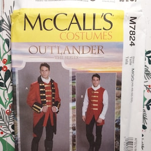 Pode incluir: Padrão de costura McCall's Costumes Outlander. O padrão apresenta dois designs de fantasias, um casaco vermelho com detalhes em preto e acabamentos dourados, e um colete vermelho com acabamentos dourados. Inclui o texto "Outlander The Series".