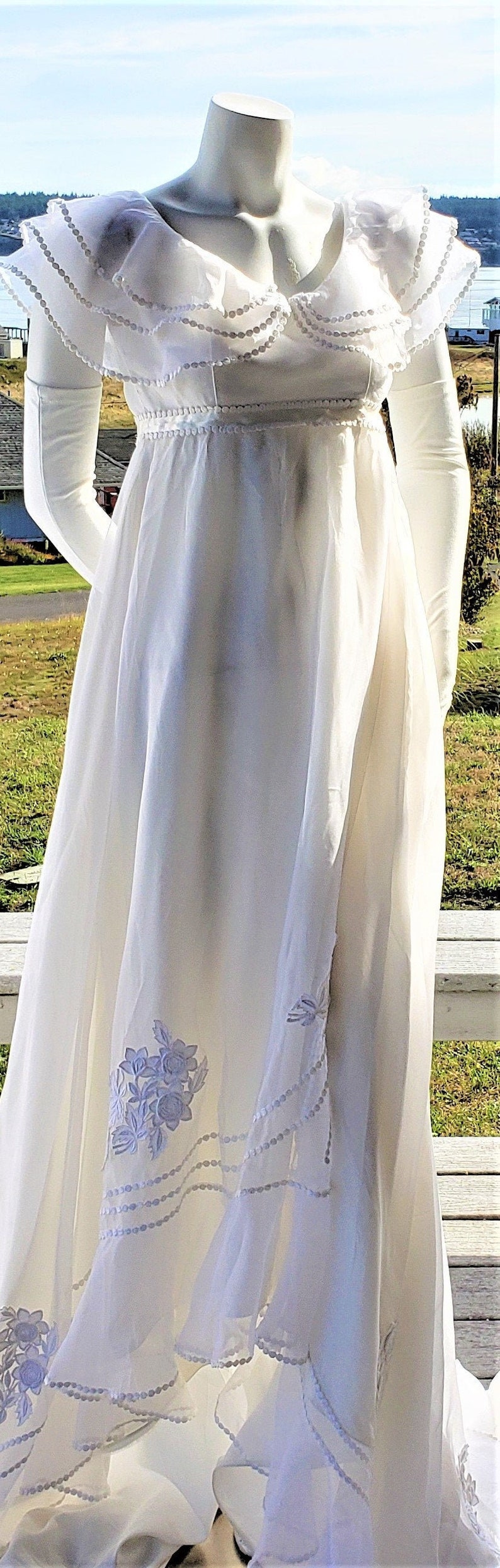 4 to 6 1940s Style White Chiffon Empire Waist Wedding Dress with Chapel Train 1960s Vintage Size Small