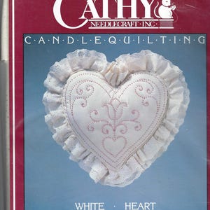 Puede incluir: Kit de cojín blanco en forma de corazón para acolchado con velas. El kit incluye diseño serigrafiado en 100% algodón natural de 45,7 cm x 45,7 cm, guata, respaldo, hilo de bordar, encaje, aguja e instrucciones. El tamaño terminado es de aproximadamente 30,5 cm x 30,5 cm.