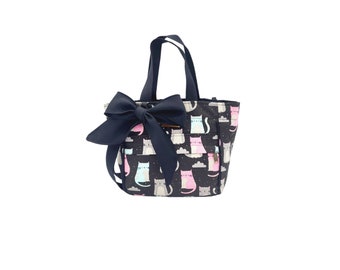 Handgemachte Umhängetasche aus Canvas, Katzenmuster mit Schleifendetail