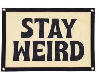 Flaga obozu Stay Weird