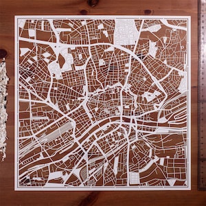 Mapa recortado de papel de Frankfurt am Main, 12 × 12 pulgadas. Arte de papel REGALOS IDEALES