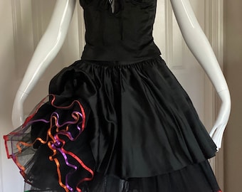 Emanuel Ungaro, modelo vintage de 1988, talla 10, bustier negro y falda amplia con 6 capas de crinolinas.