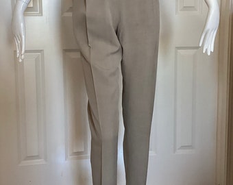 Calça icônica de cintura alta vintage Romeo Gigli de 1992, tamanho I44, EUA 10, bege com bainhas laterais com fendas, bolsos frontais e traseiros, frente lisa