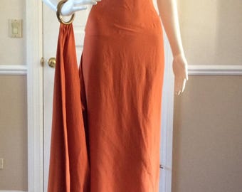 Vestido largo Sybilla por Gibo con pulsera incorporada para sujetar la cola. Talla 8, color naranja quemado.