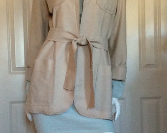 Gordon Henderson vintage 1991 blazer foderato beige, chiusura con cravatta, bordi tranciati dentellati, taglia M, oggetto da collezione mai indossato