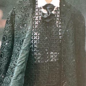 Giacca oversize vintage Callaghan by Romeo Gigli del 1991 con paillettes nere, tasche anteriori e due spacchi posteriori, completamente foderata.