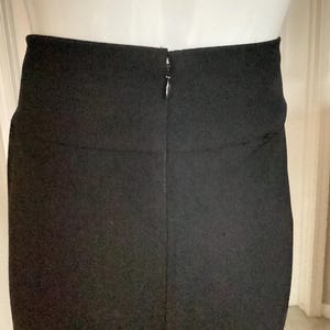 Puede incluir: Pantal&oacute;n negro de cintura alta con cierre de cremallera en la parte posterior.