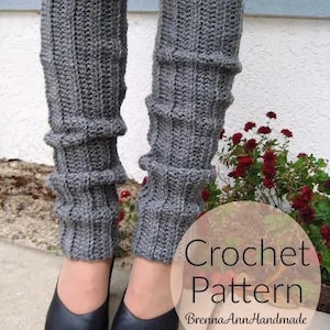 Puede incluir: Calentadores de piernas de crochet grises con textura acanalada. Los calentadores de piernas son usados por una persona y la imagen incluye el texto "Crochet Pattern BrennaAnnHandmade".