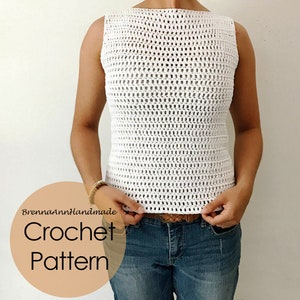 K&ouml;nnte beinhalten: Wei&szlig;es H&auml;keltop mit einem Boot Ausschnitt und &auml;rmellos. Das H&auml;kelmuster ist ein einfacher Gitter-Stich. Der Text "BrennaAnnHandmade Crochet Pattern" ist im Bild sichtbar.