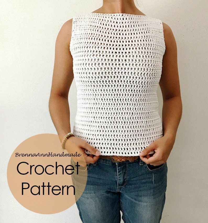 K&ouml;nnte beinhalten: Wei&szlig;es H&auml;keltop mit einem Boot Ausschnitt und &auml;rmellos. Das H&auml;kelmuster ist ein einfacher Gitter-Stich. Der Text "BrennaAnnHandmade Crochet Pattern" ist im Bild sichtbar.