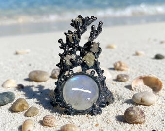 Anillo de coral marino hecho a mano: piedra lunar, diamantes en bruto, plata maciza.