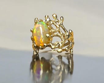 Anillo de ópalo de fuego hecho a mano personalizado: oro macizo o plata maciza, banda de ópalo natural inspirada en la vida marina.