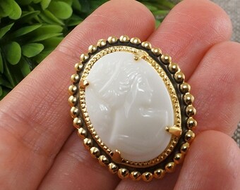 White Lady Cameo Brooch Cream White Off White Ivory Vintage Glass Golden Oval Cameo Victorian Wedding Bride Pin Brooch Woman Jewelry 7411