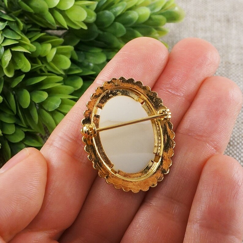 White Lady Cameo Brooch Cream White Off White Ivory Vintage Glass Golden Oval Cameo Victorian Wedding Bride Pin Brooch Woman Jewelry 7411